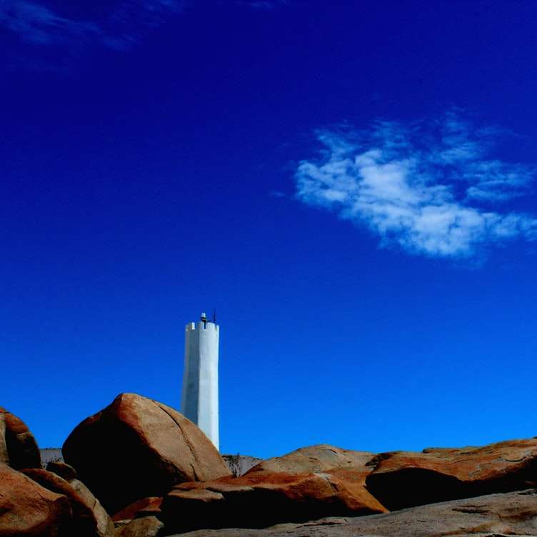 Witte toren onder blauwe hemel overdag schuifpuzzel online