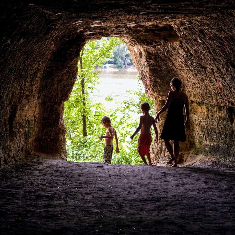 2 donne in abito nero che camminano sul tunnel marrone puzzle online
