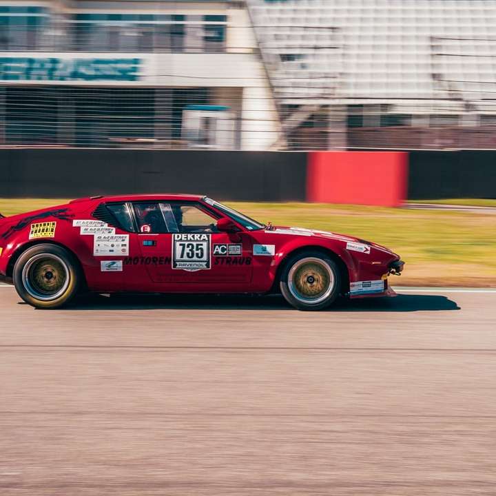 Red Porsche 911 en campo de pista puzzle deslizante online
