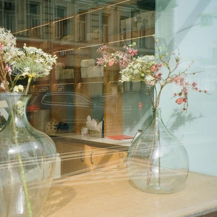 Fehér és rózsaszín virágok tiszta üveg vázában csúszó puzzle online
