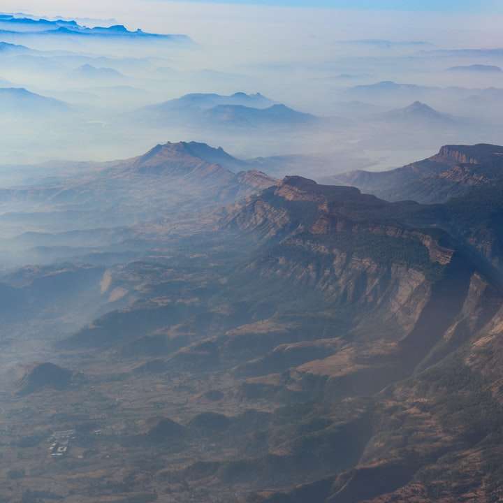 Flygfoto över bergen under dagtid glidande pussel online