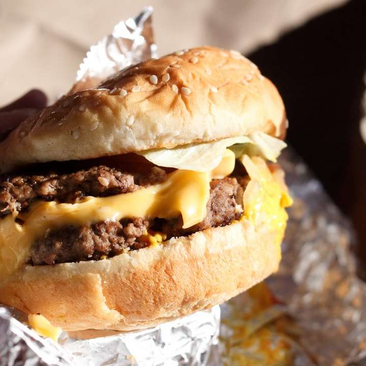Burger med patty och sallad glidande pussel online