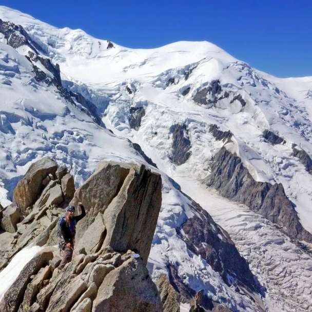 Osoba stojąca na formacji skalnej pokryte śniegiem puzzle online