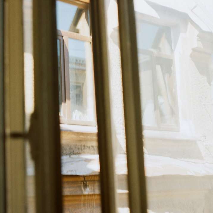 Wit houten ingelijste glazen venster online puzzel