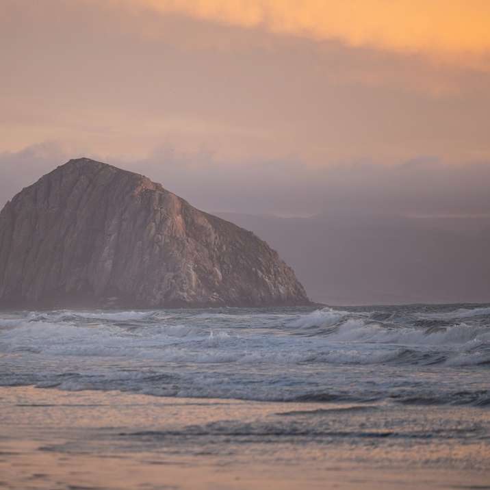 Brown Rock Formáció a tengeren nappaliban online puzzle