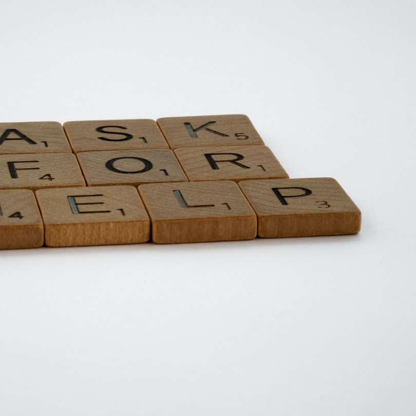 Brązowe drewniane bloki z numerem 8 puzzle online