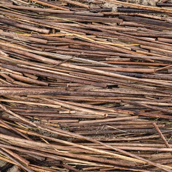 Varas de madeira marrons na superfície de madeira marrom puzzle deslizante online