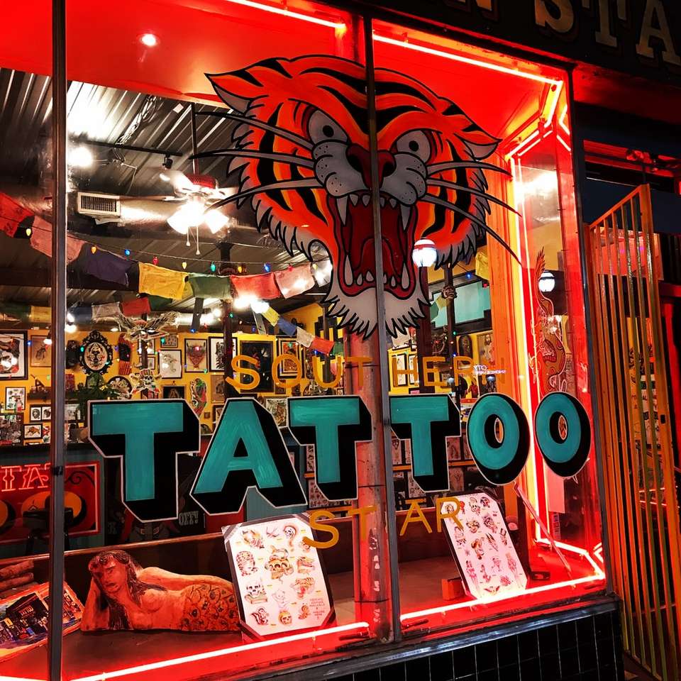 Sklep tatuaż w nocy puzzle online
