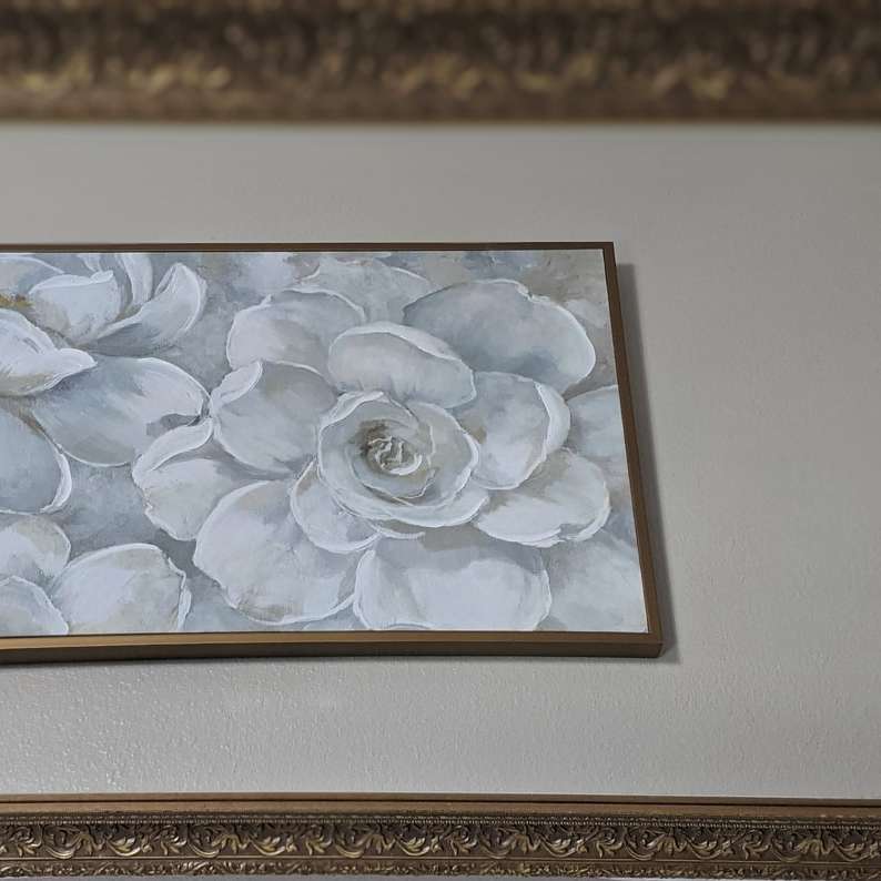 Witte bloem schilderij op bruin houten frame schuifpuzzel online