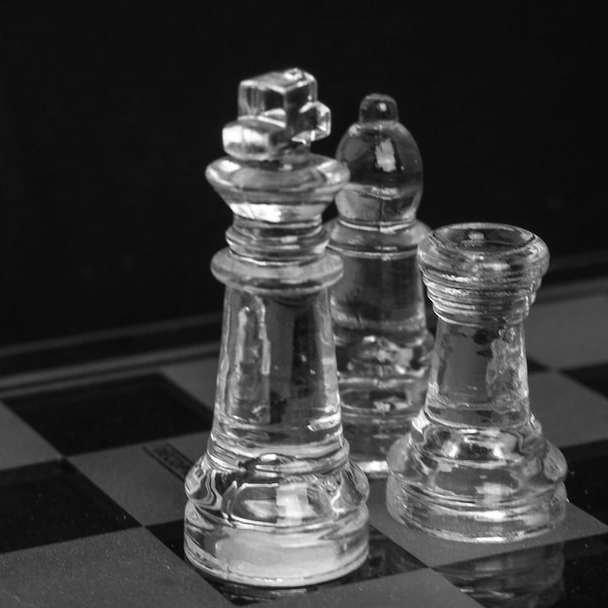 Fekete-fehér kockás sakkdarab csúszó puzzle online