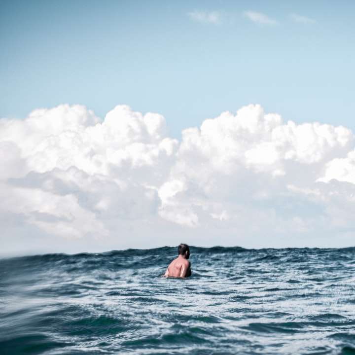 Kobieta w błękitnym bikini na ciele wody puzzle online