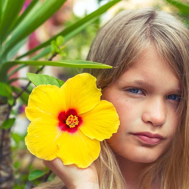 Mädchen, das gelbe Blume tagsüber hält Online-Puzzle