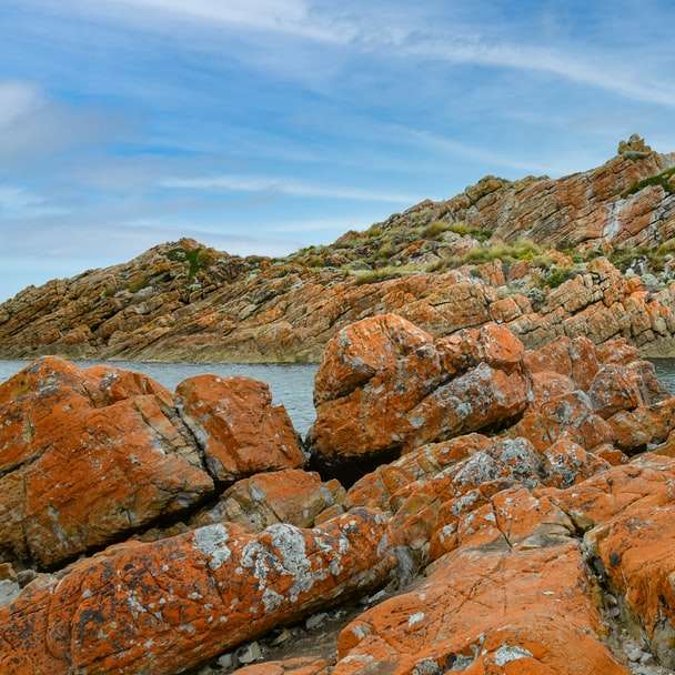 Bruine rotsachtige berg onder blauwe hemel overdag online puzzel