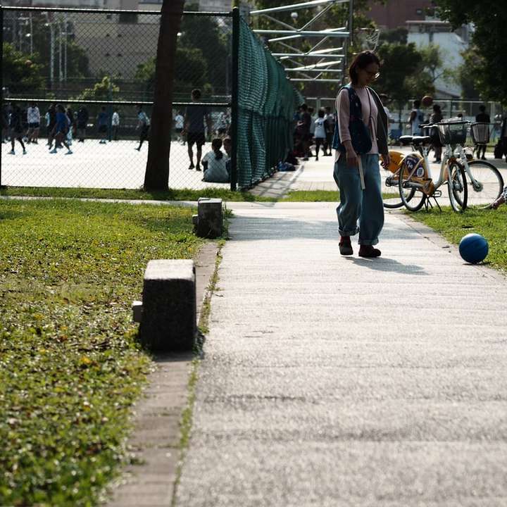 Mężczyzna w niebieskiej kurtce i niebieskie dżinsy dżinsy spaceru na chodniku puzzle przesuwne online