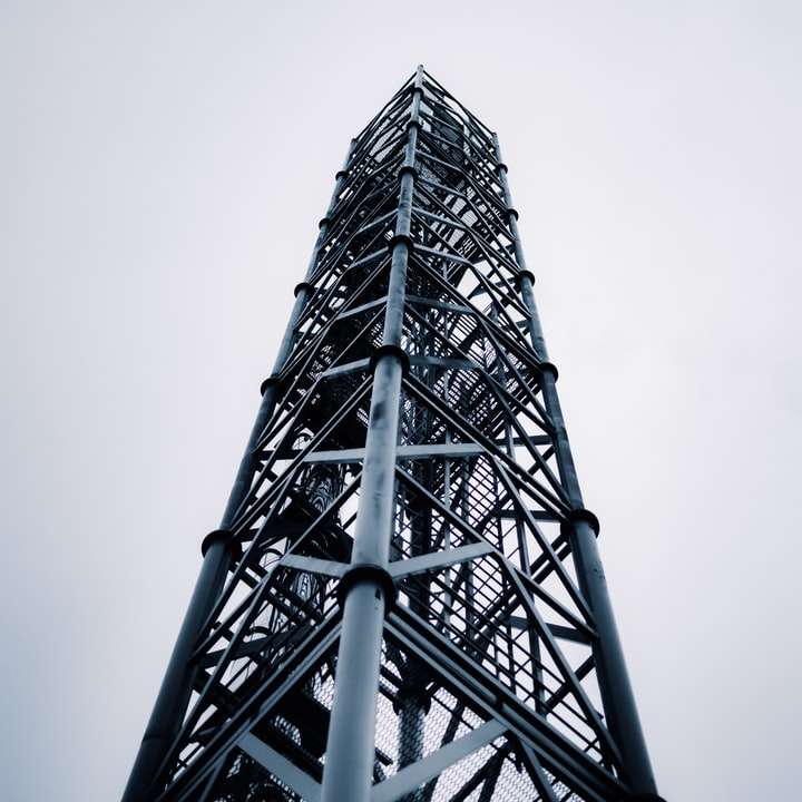 Czarna metalowa wieża pod białym niebem puzzle przesuwne online