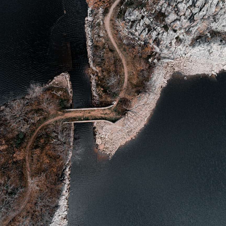 水域の茶色の木製ドックの空撮 オンラインパズル