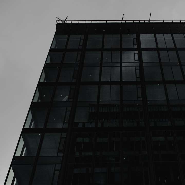 svartvitt byggnad under dagtid Pussel online