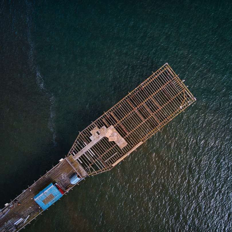 Αεροφωτογραφία του καφέ κτιρίου στο σώμα του νερού online παζλ