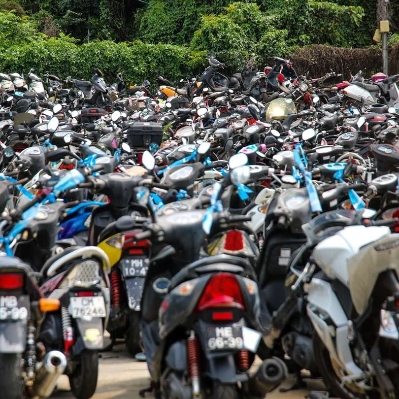 Motocicleta estacionada no estacionamento durante o dia puzzle online