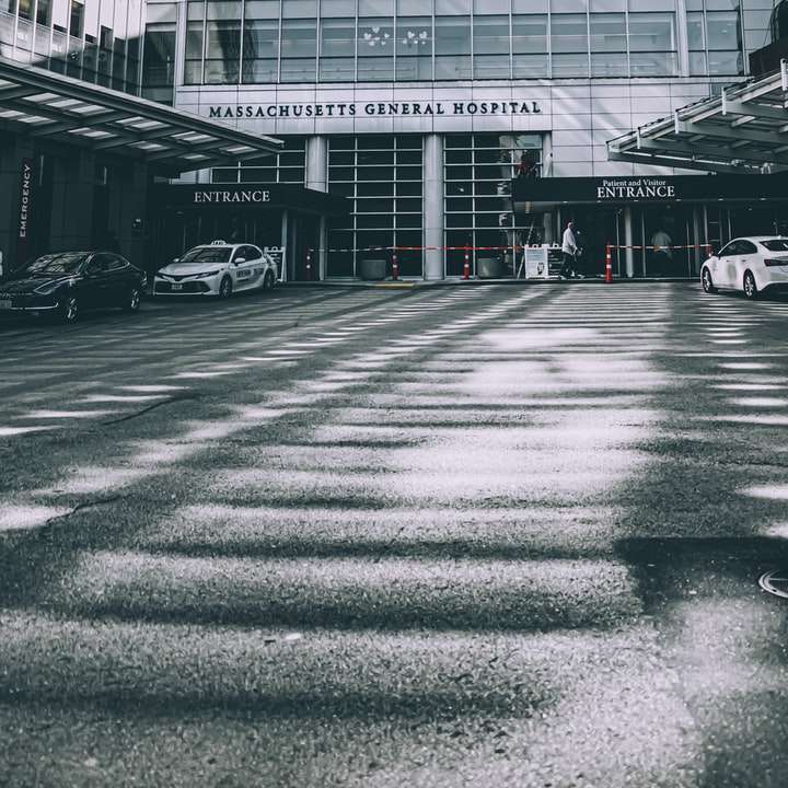 Foto de cinza de carros estacionados na frente do prédio puzzle online