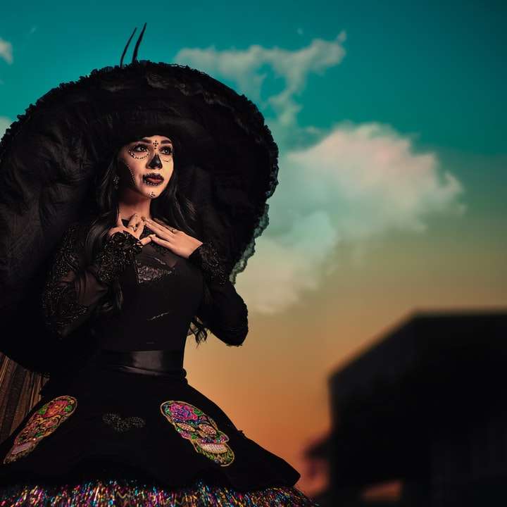 Kvinna i svart långärmad klänning Pussel online
