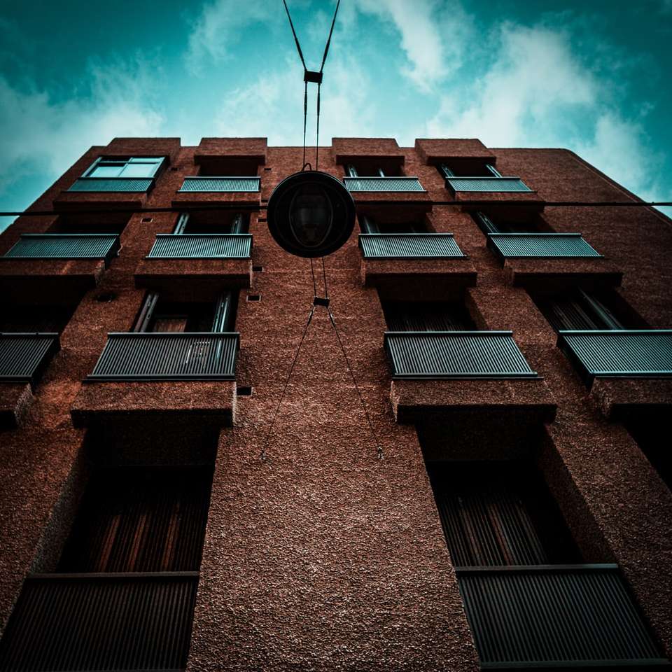 Brown ceglany budynek pod błękitnym niebem puzzle online