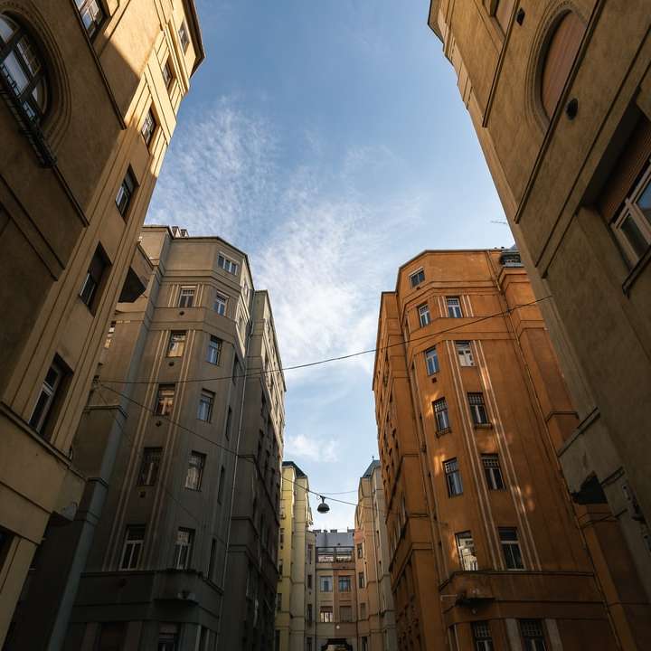 Низкоугольная фотография коричневого бетонного здания онлайн-пазл