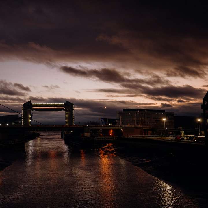 夜間に水に架かる橋 スライディングパズル・オンライン