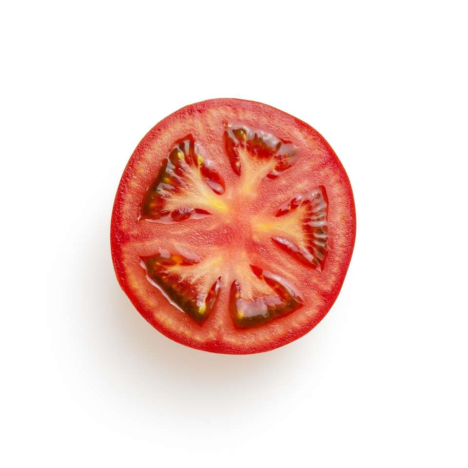 Skivad tomat på vit yta glidande pussel online