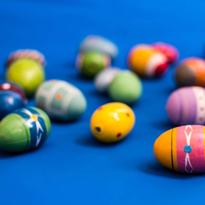 Многоцветни билярни топки на синя маса онлайн пъзел