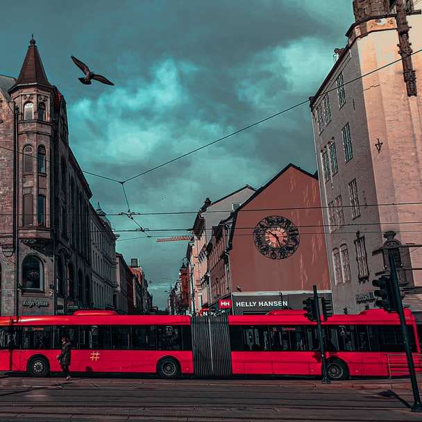 Rode Double Decker-bus op weg dichtbij bruin betonnen gebouw online puzzel
