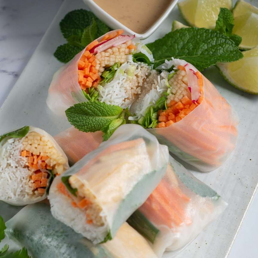 Sushi op witte keramische plaat schuifpuzzel online