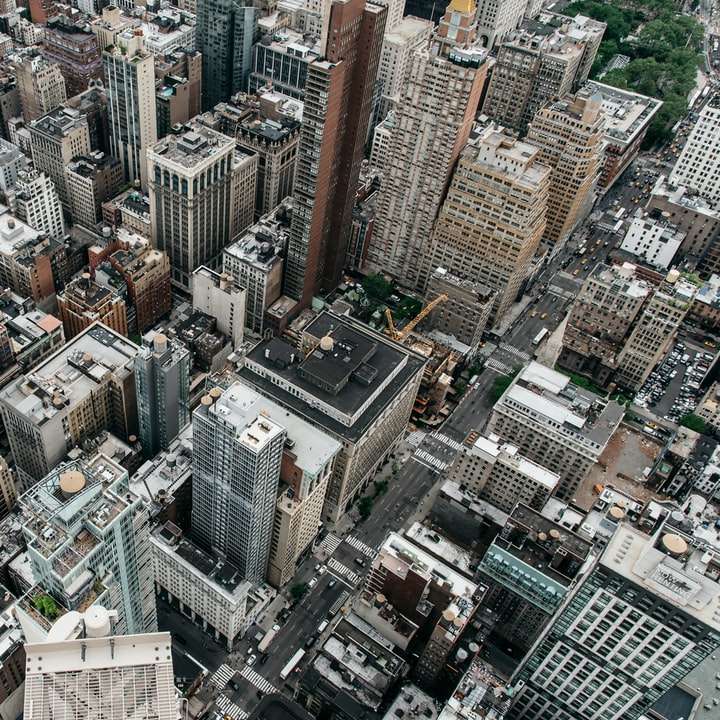 Vedere aeriană a clădirilor orașului în timpul zilei alunecare puzzle online