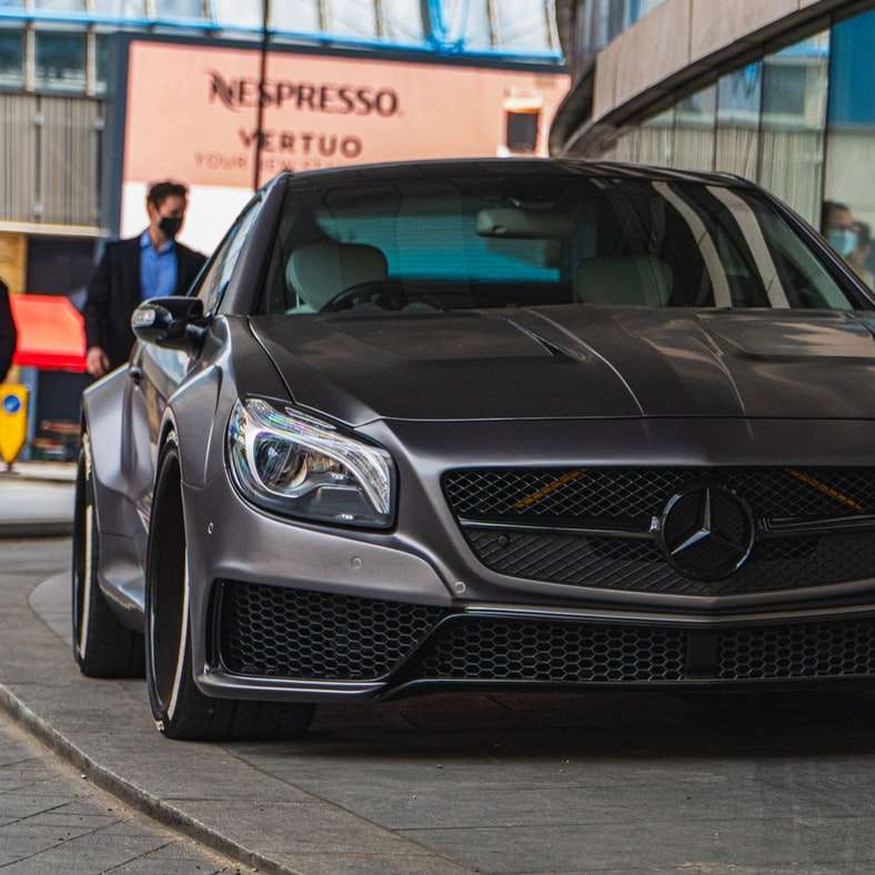 Klasa czarna Mercedes Benz C zaparkowana w pobliżu budynku puzzle przesuwne online
