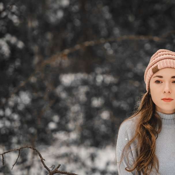 Κορίτσι σε λευκό πουλόβερ Turtleneck και καφέ πλεκτό καπάκι συρόμενο παζλ online