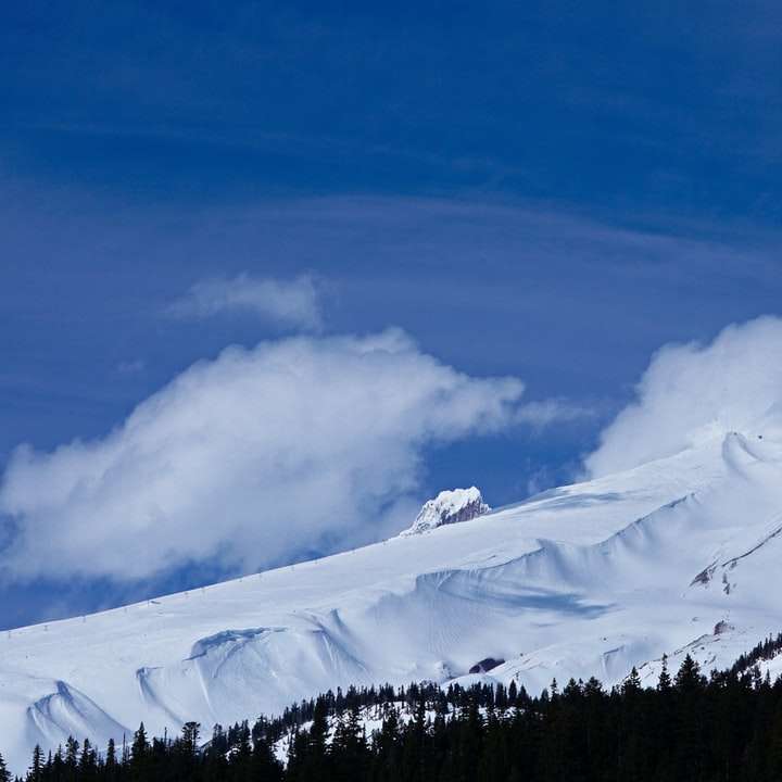 Montanha coberta de neve sob o céu azul durante o dia puzzle online