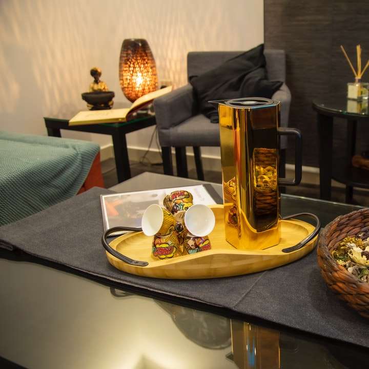 Wyczyść szklankę do picia na brązowym drewnianym stole puzzle online