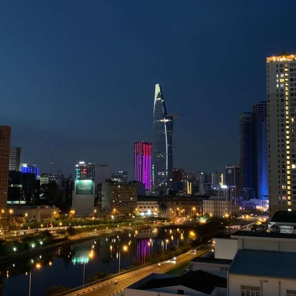 Skyline da cidade durante a noite puzzle deslizante online