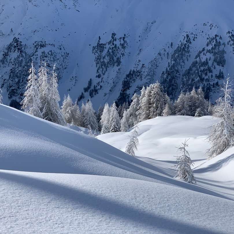 Śnieg pokryta góra w ciągu dnia puzzle przesuwne online