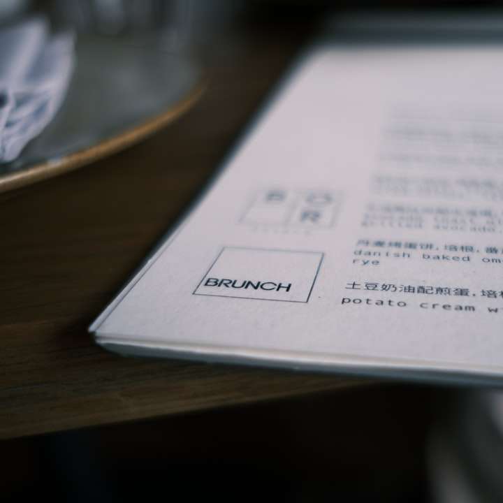 Papier d'imprimante blanc sur la table en bois marron puzzle en ligne