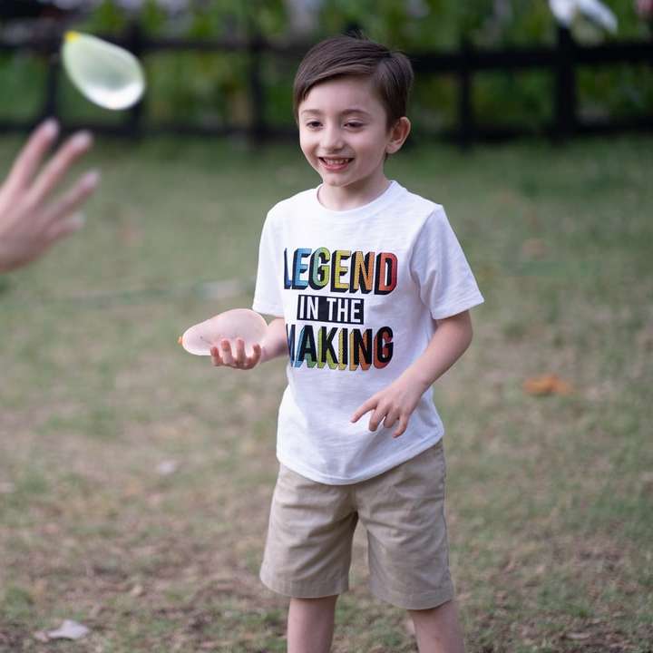 мальчик в белой футболке с круглым вырезом и серых шортах онлайн-пазл