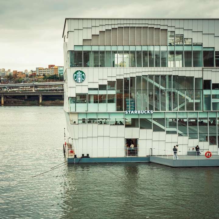 Fehér és kék csónak a víz közelében fehér épület online puzzle