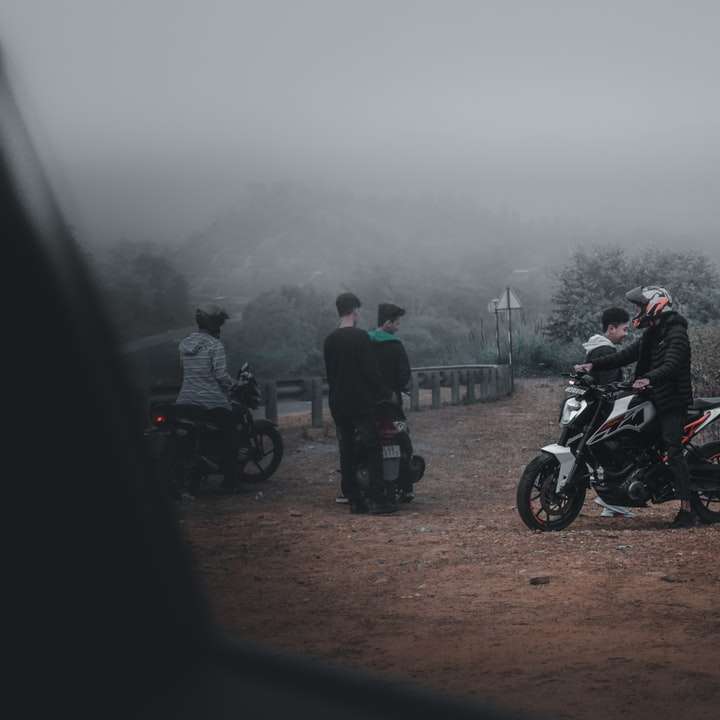 Gente que monta la motocicleta en la carretera durante el tiempo brumoso rompecabezas en línea