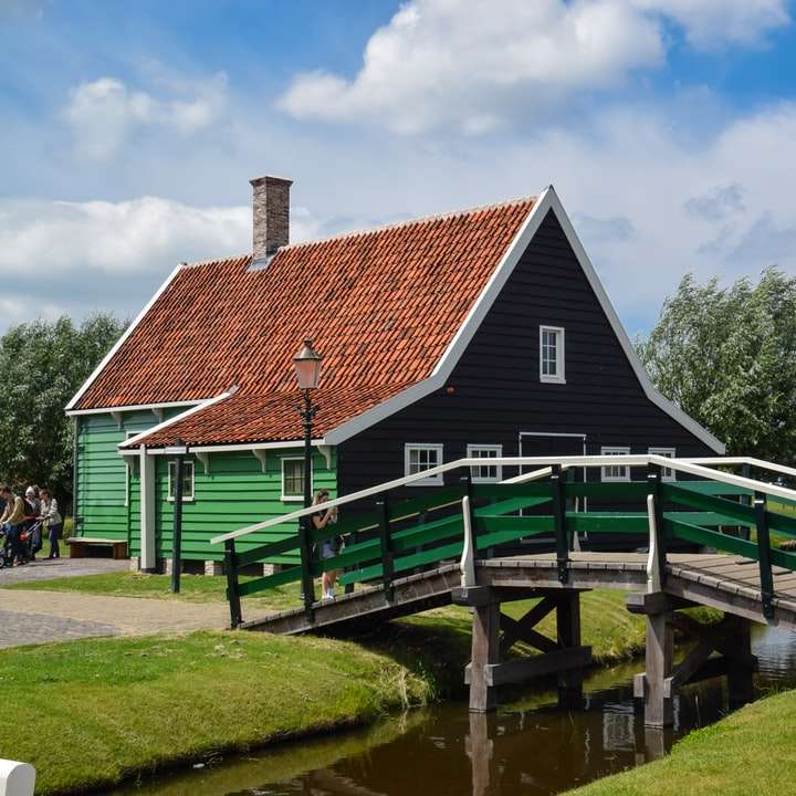 коричнево-білий дерев'яний будинок біля водойми розсувний пазл онлайн