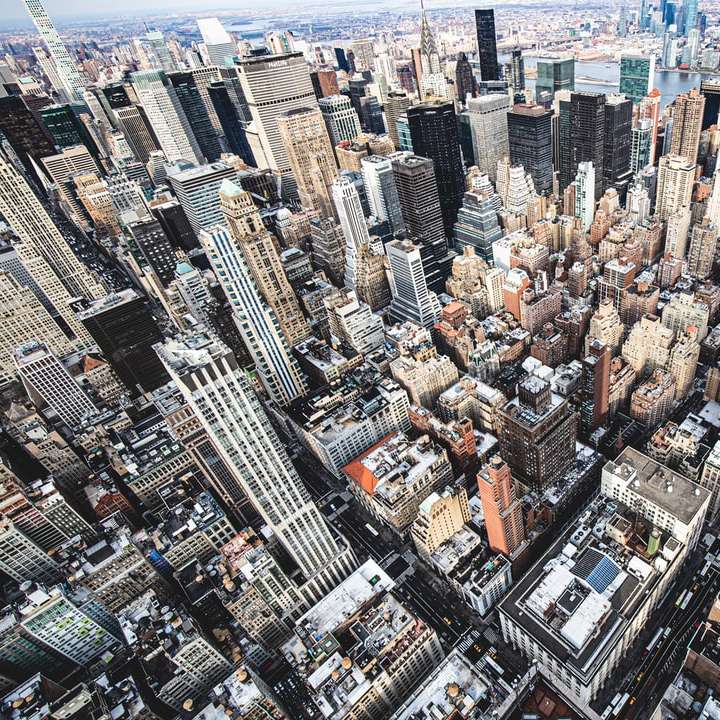 Vista aérea de edifícios da cidade durante o dia puzzle online