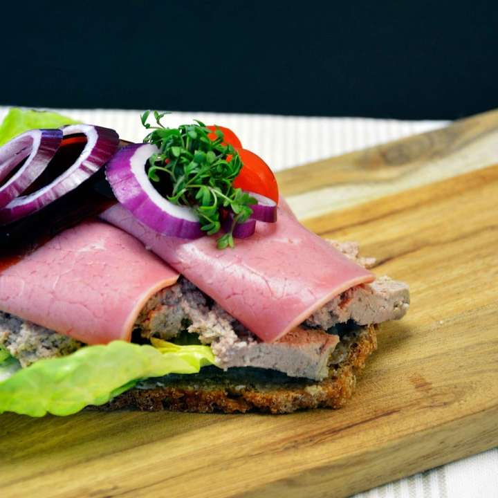 Sandwich de șuncă cu salată și roșii puzzle online