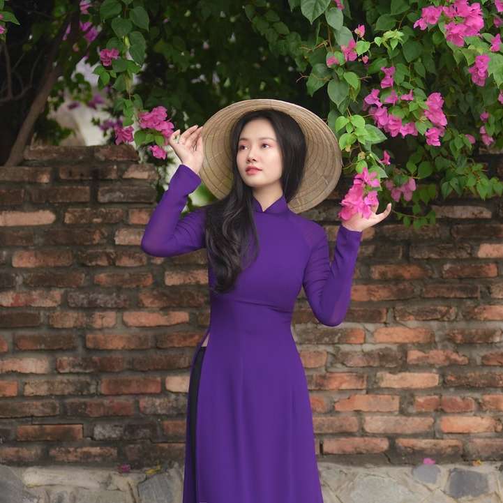 紫の長袖のドレスの女性 スライディングパズル・オンライン