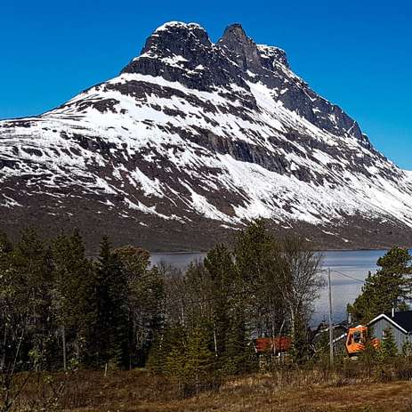 бело-коричневый дом возле заснеженной горы онлайн-пазл