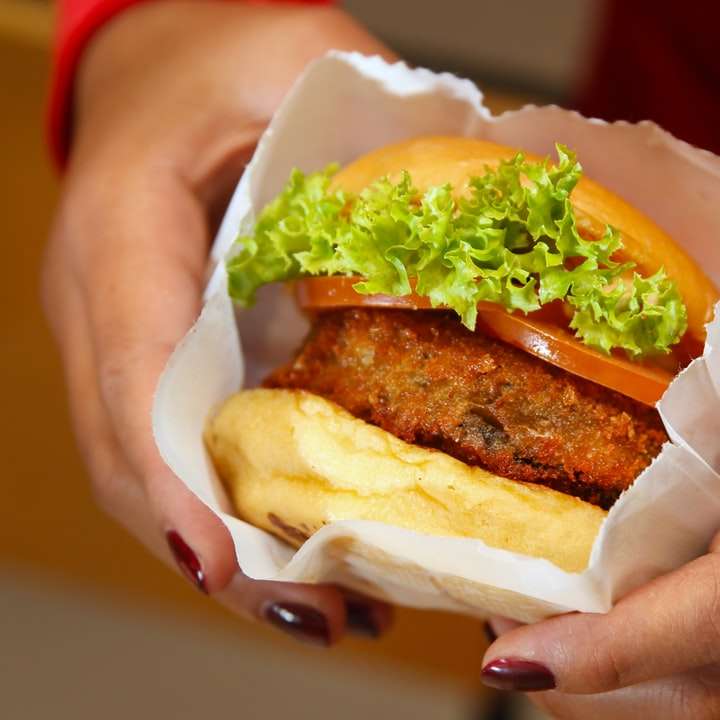 Burger con lattuga e pomodoro puzzle scorrevole online