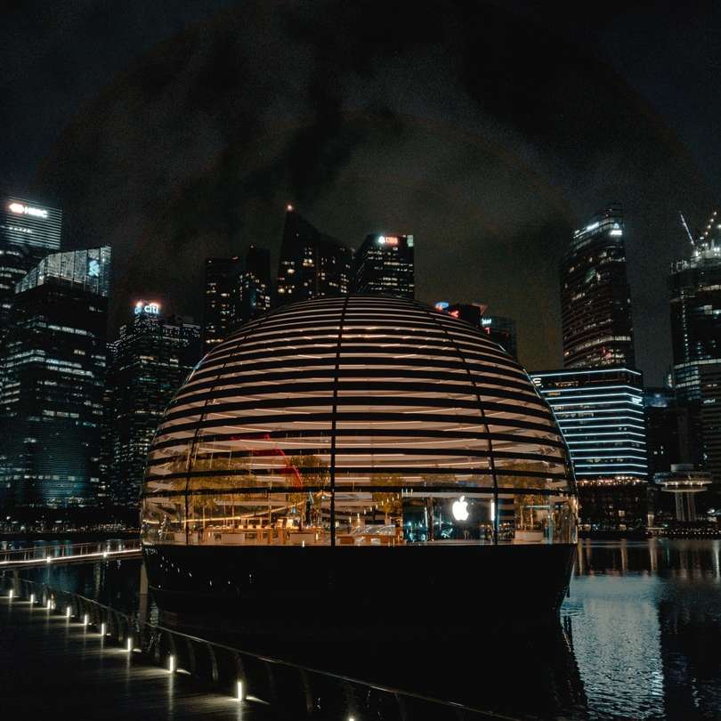 Edifício de cúpula marrom e preto perto do corpo da água puzzle online